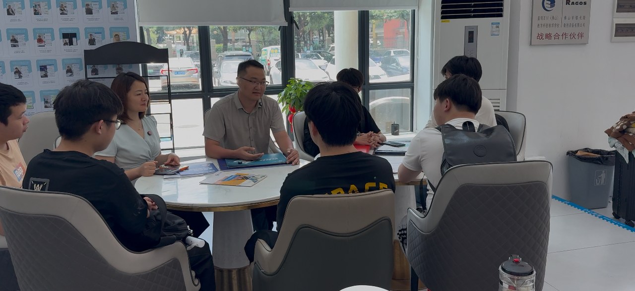 小型招聘会现场:余老师对多位求职者做就业辅导